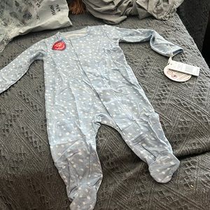 Brand new magnetic me onesie 0-3M